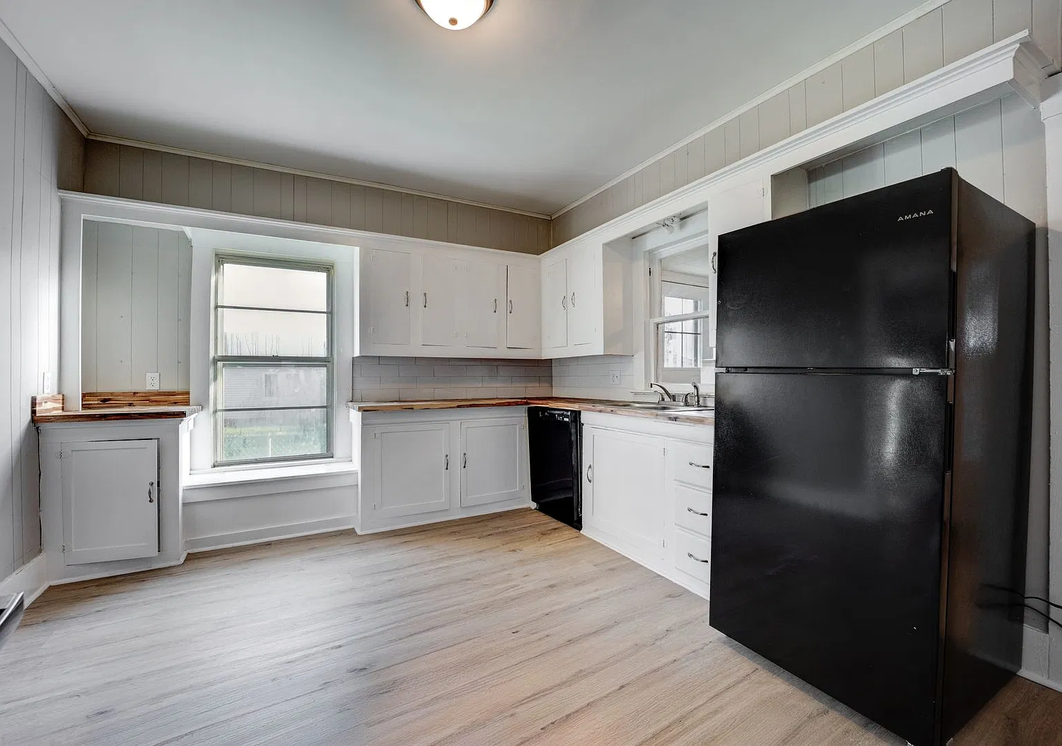 Free Month Rent! Freshly Updated 3 Bedroom House — Photo 2