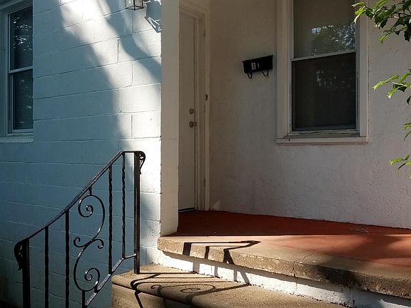 Private Ground Level Enterance