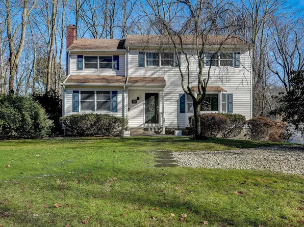 20 Pilgrim Drive, Port Jefferson, NY 11777