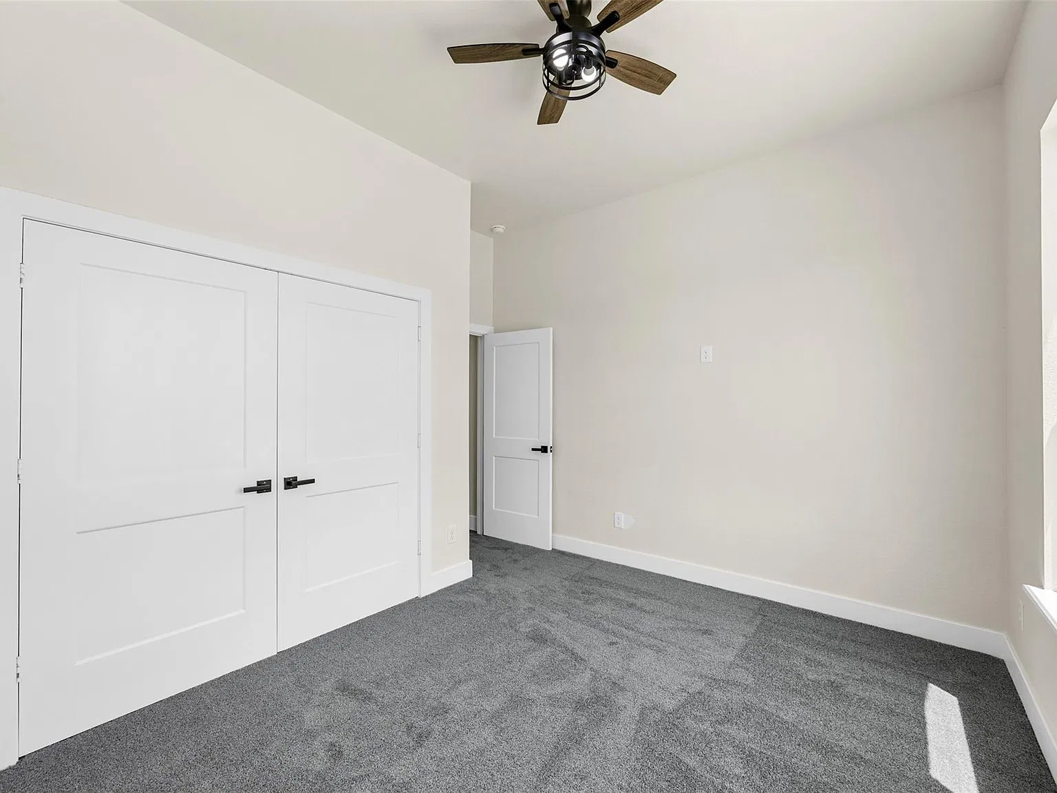 4 bed, 3.0 bath, 2372 sqft, $2,200 — Photo 4