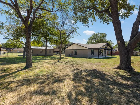 705 W Davis St, Hearne, TX 77859