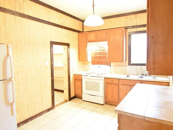 5th image of 901 E Avenue B