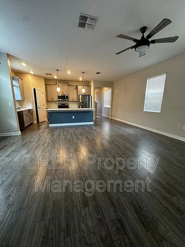 4 bed, 3.5 bath, 2600 sqft, $3,400 — Photo 4