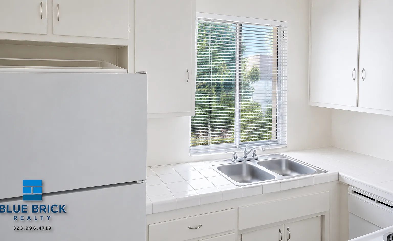 Bright 1-Bedroom with Parking & A/C Near NoHo — Photo 2