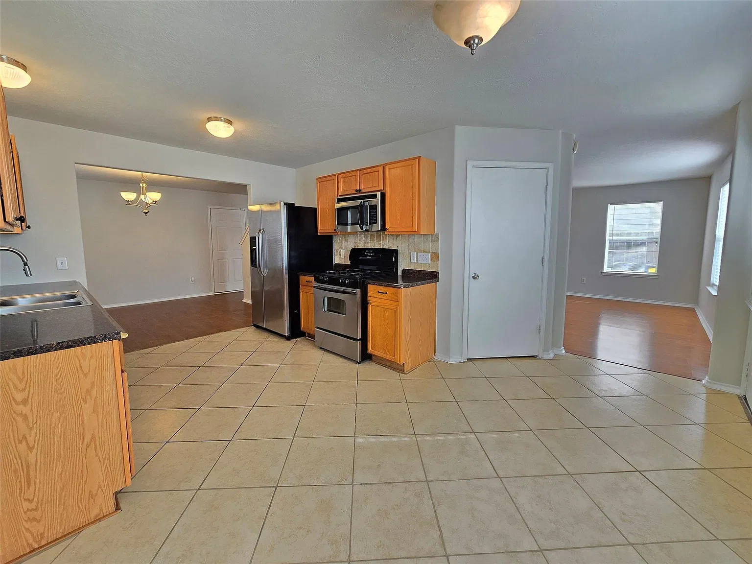 3 bed, 2.5 bath, 1703 sqft, $1,780 — Photo 3