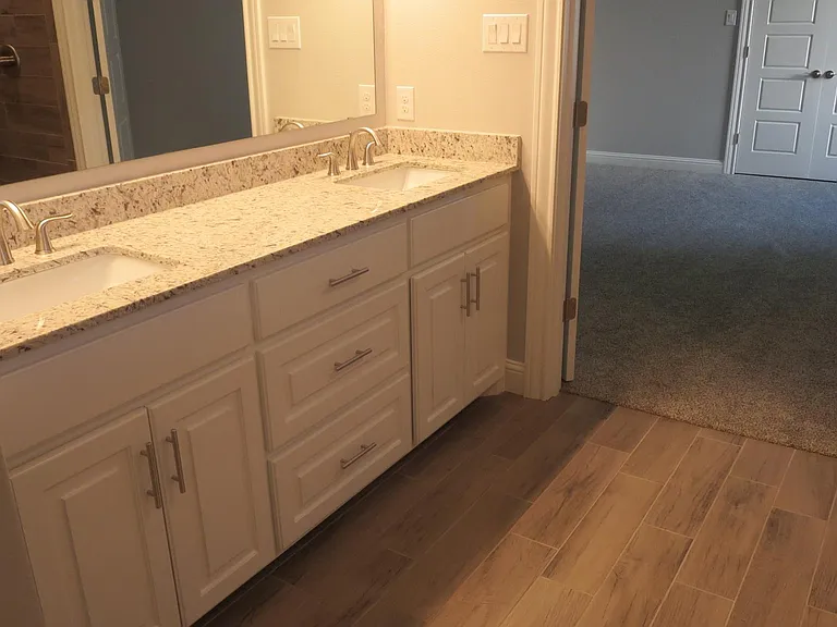 Master Bathroom w/Granite Vanity