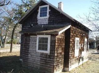 28 Pine St, Hampton Bays, NY 11946