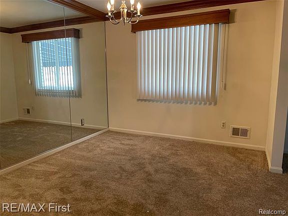 4th image of 708 Country Club Dr
