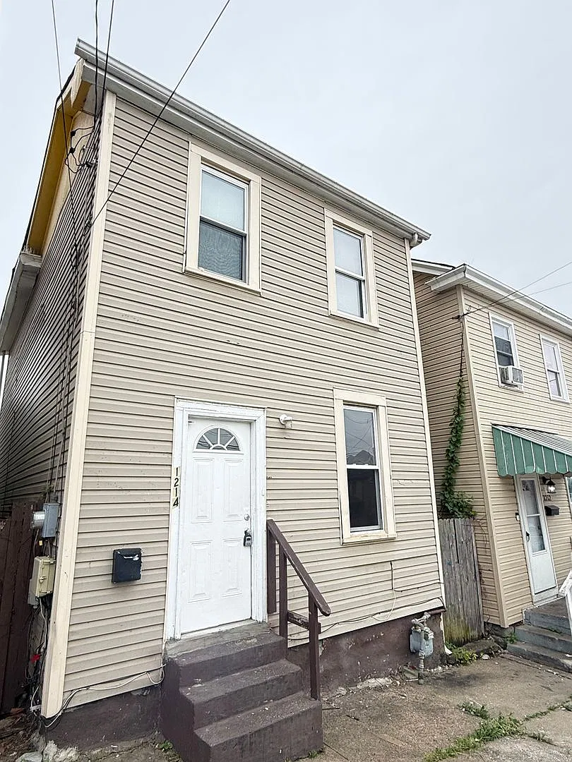 2 or 3 Bed, 1 Bath Single Family Home in Homestead! — Photo 1