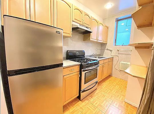 2nd image of 684 Lorimer St #1G
