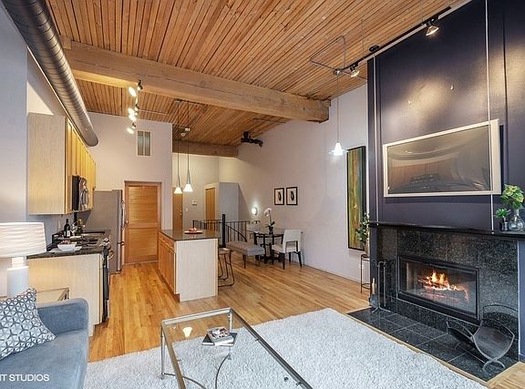 3rd image of 2333 W Saint Paul Ave APT 206