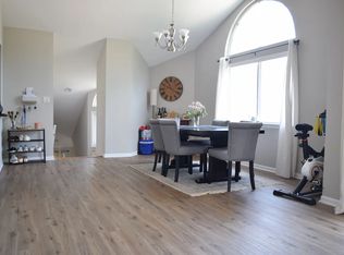 1056 Courtland Dr, Buffalo Grove, IL 60089