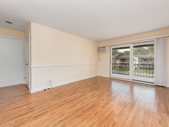 2nd image of 9S025 Lake Dr APT 205