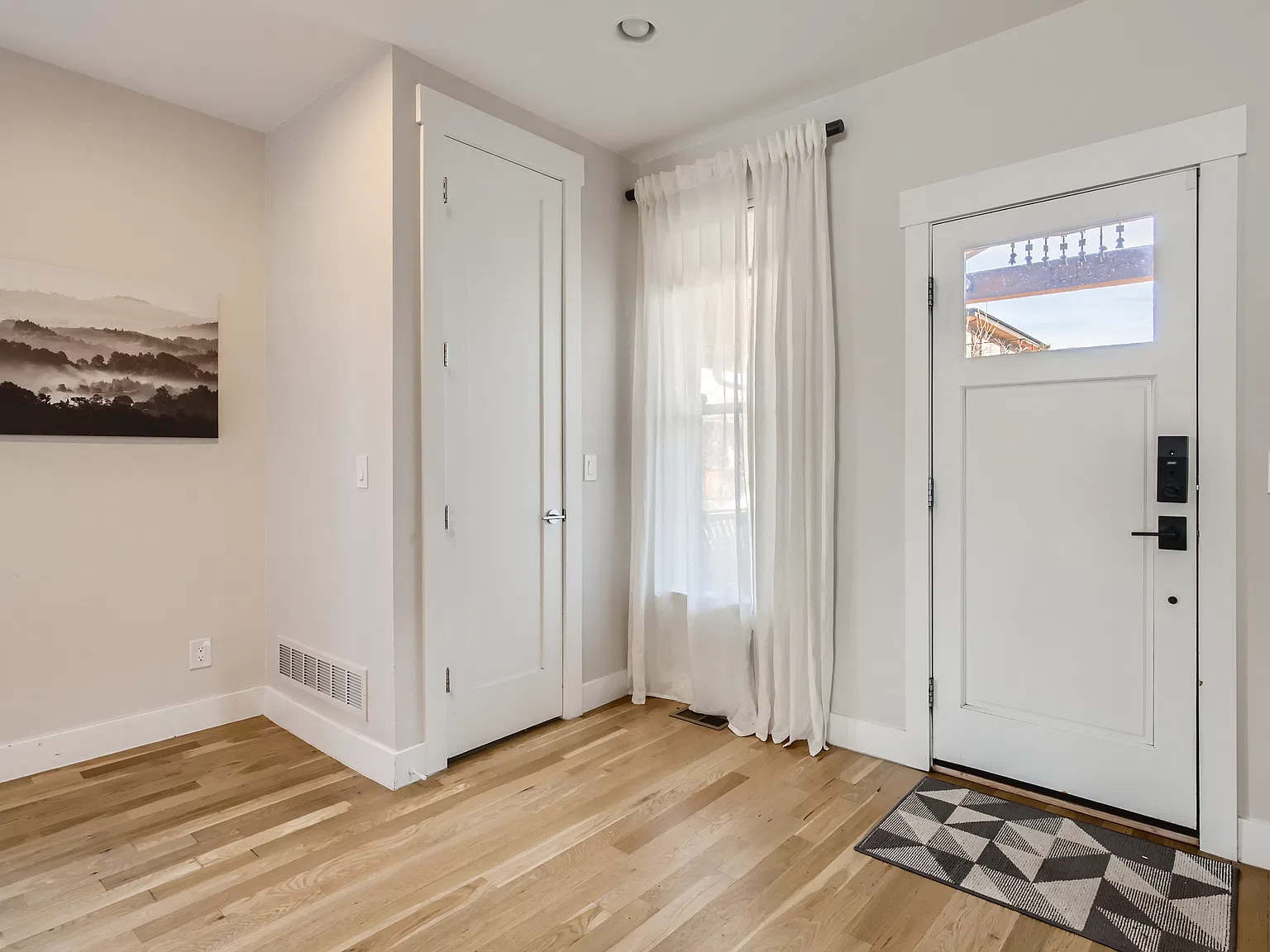 5 bed, 4106 sqft, $7,500 — Photo 3