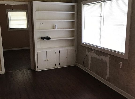 5th image of 360 Rose St