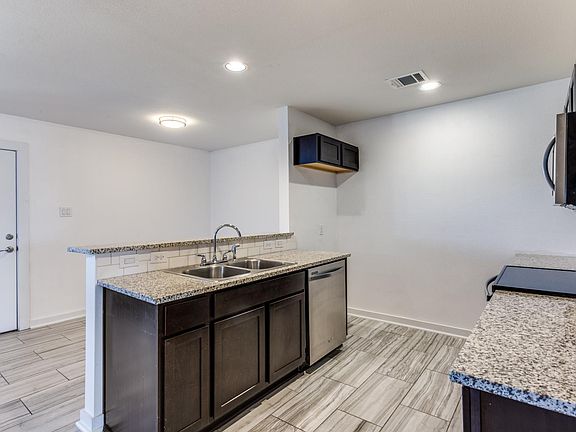 3rd image of 517 Wood Dr