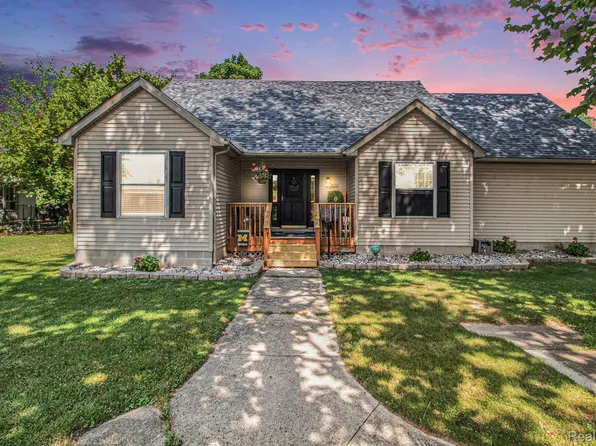 26312 Ypsilanti St, Flat Rock, MI 48134