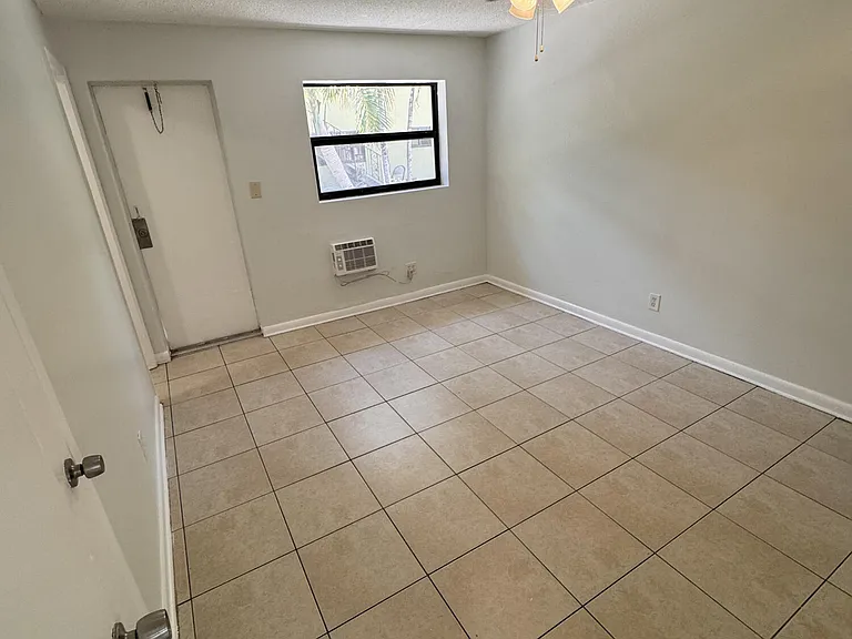 1113 SW 15th Ter — Photo 4