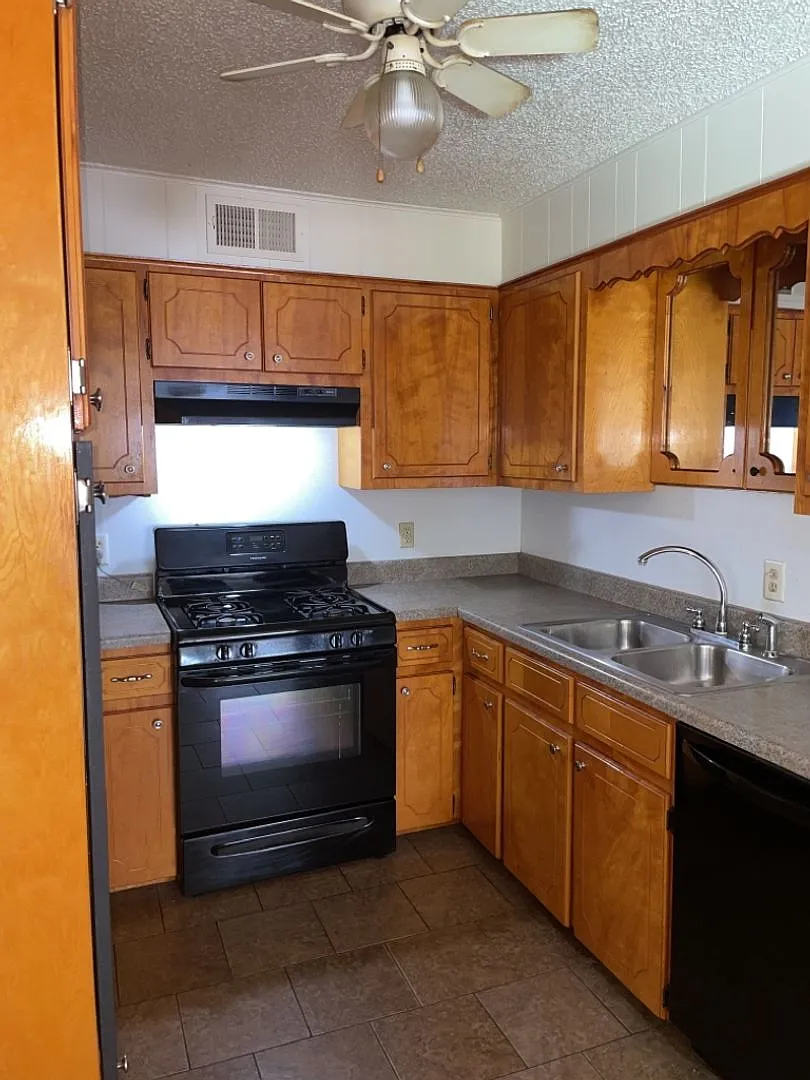 Charming 2-bedroom, 1-bath home in Tulsa with hardwood flooring and a spacious great room. — Photo 4