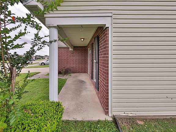 4th image of 1495 E Arrington Dr