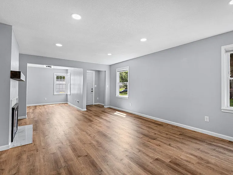 938 Locust Ave — Photo 6