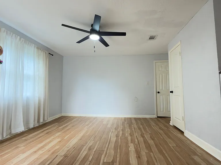 501 Mills Ave — Photo 7