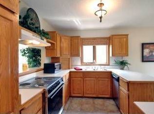 820 Woodridge Dr S, Chaska, MN 55318