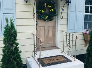 23 Meadow Rd, Longmeadow, MA 01106