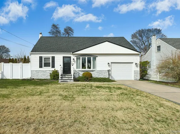 268 42nd Street, Lindenhurst, NY 11757