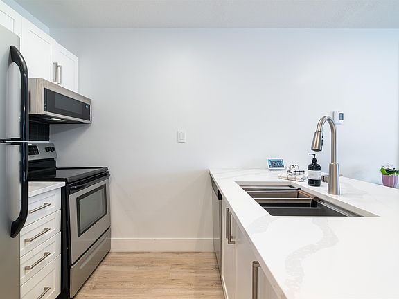 3rd image of 4360 Lorimer Rd #204