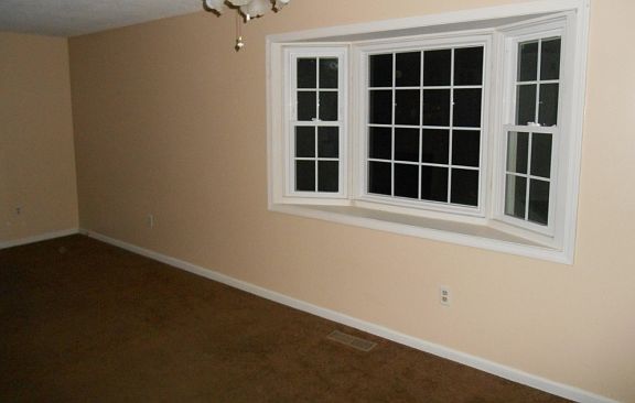 5th image of 131 Fox Hollow Dr