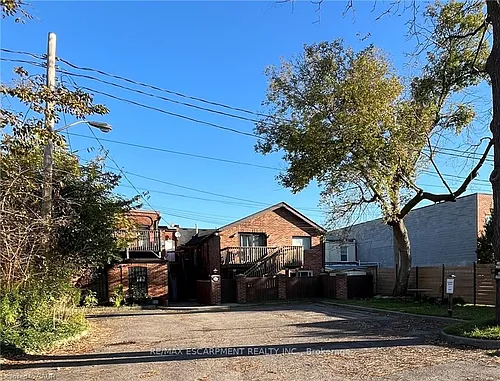 56 King St W Photo 1
