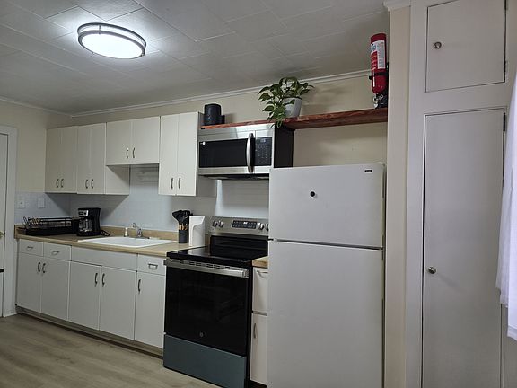 3rd image of 932 Violet Ave #3