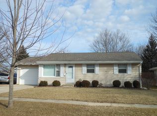 329 Orchard Ln, Sycamore, IL 60178
