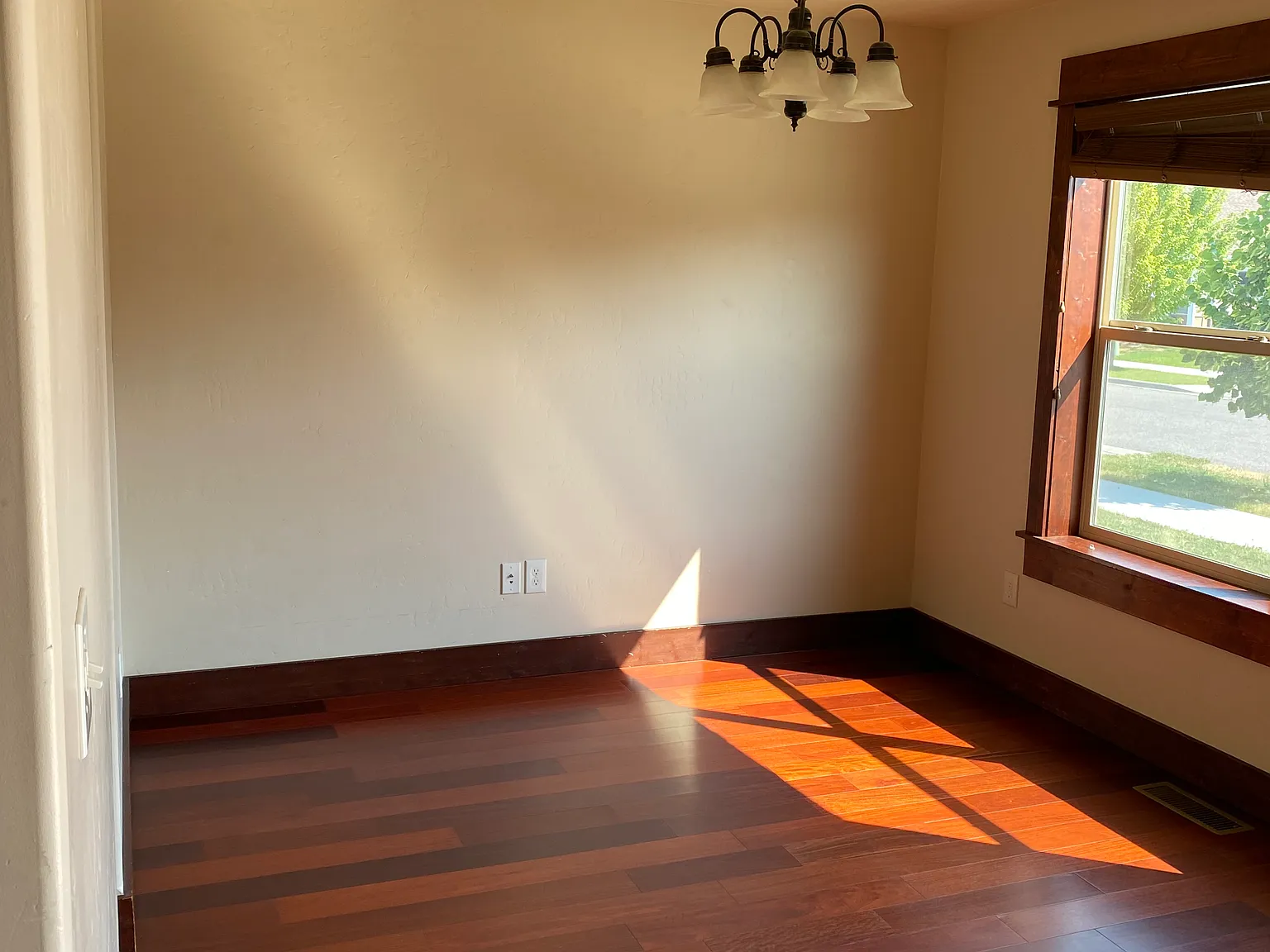 3 bed, 2.5 bath, 2024 sqft, $3,000 — Photo 2