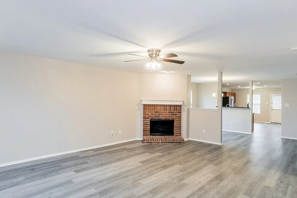 3 bed, 2.0 bath, 1888 sqft, $2,120 — Photo 4