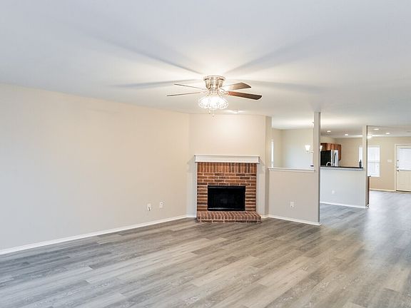 4th image of 516 Silver Leaf Dr