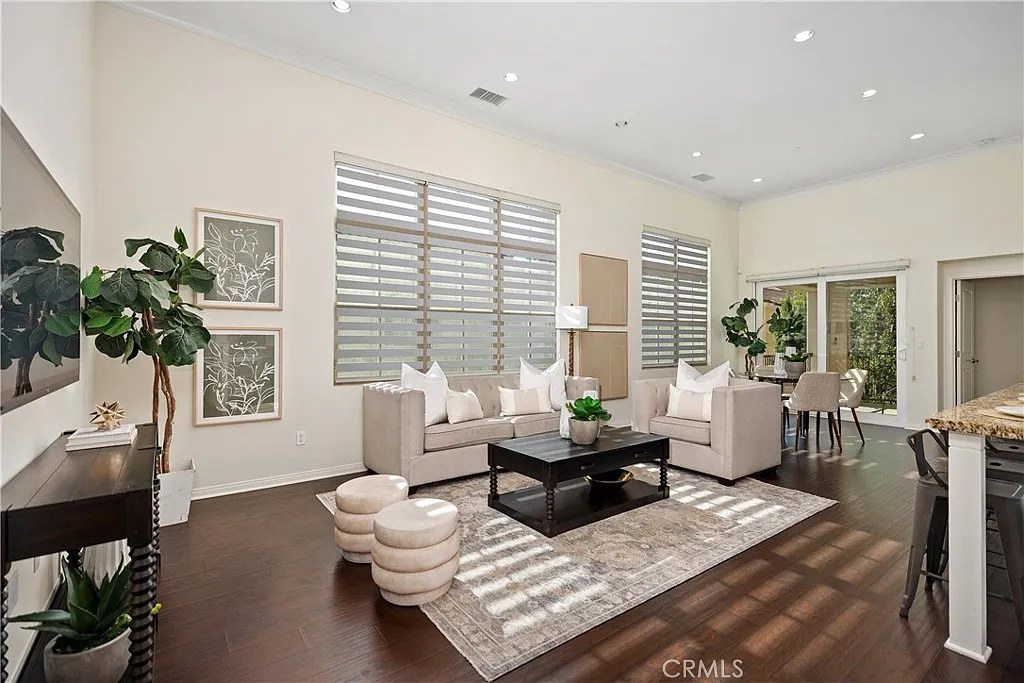 2 bed, 1305 sqft, $3,900 — Photo 1