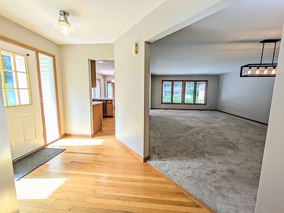 3rd image of 913 Thornwood Ct