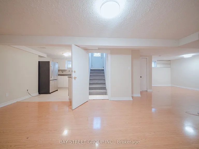 56 Corby Cres #LOWER — Photo 16