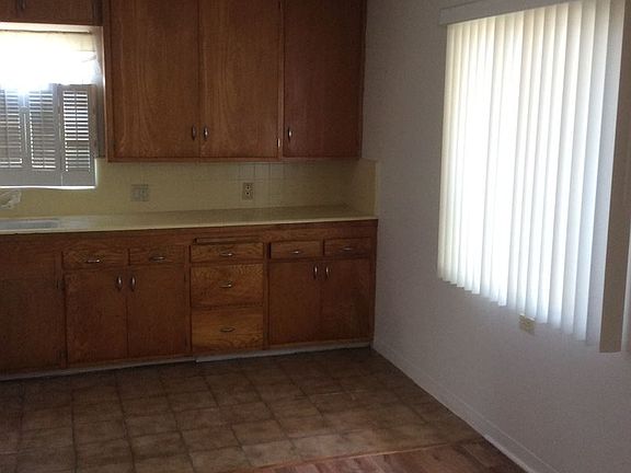 5th image of 2942 Lexington Dr