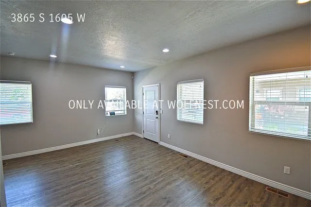 3865 S 1605 W — Photo 3