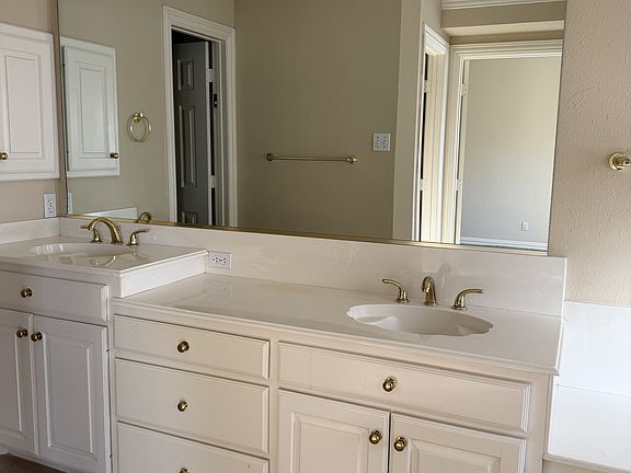 3rd image of 2664 Poinsettia Dr