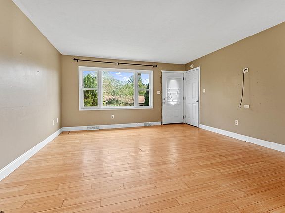 3rd image of 8 Rustic Dr