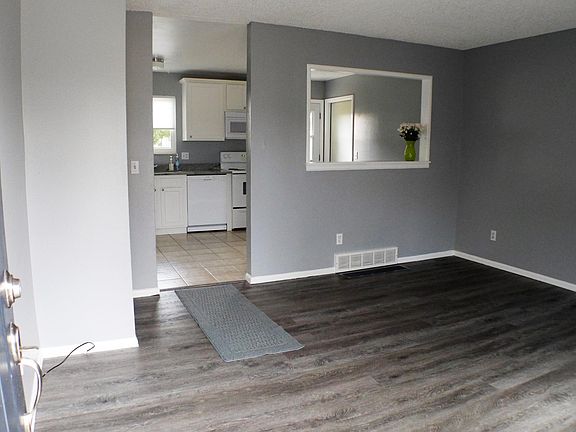 Living Room-Entry