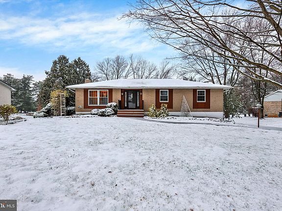 2nd image of 3821 Clubhouse Dr