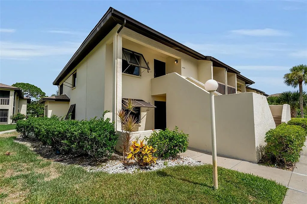 2 bed, 2.0 bath, 1108 sqft, $2,300 — Photo 2
