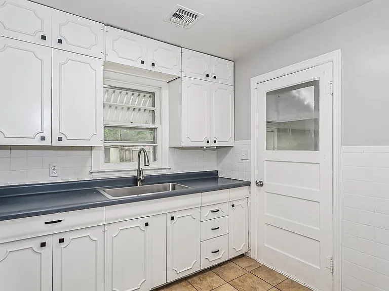 229 S Edwards St — Photo 6