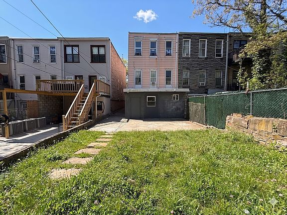 5th image of 252 Woodbine St #1
