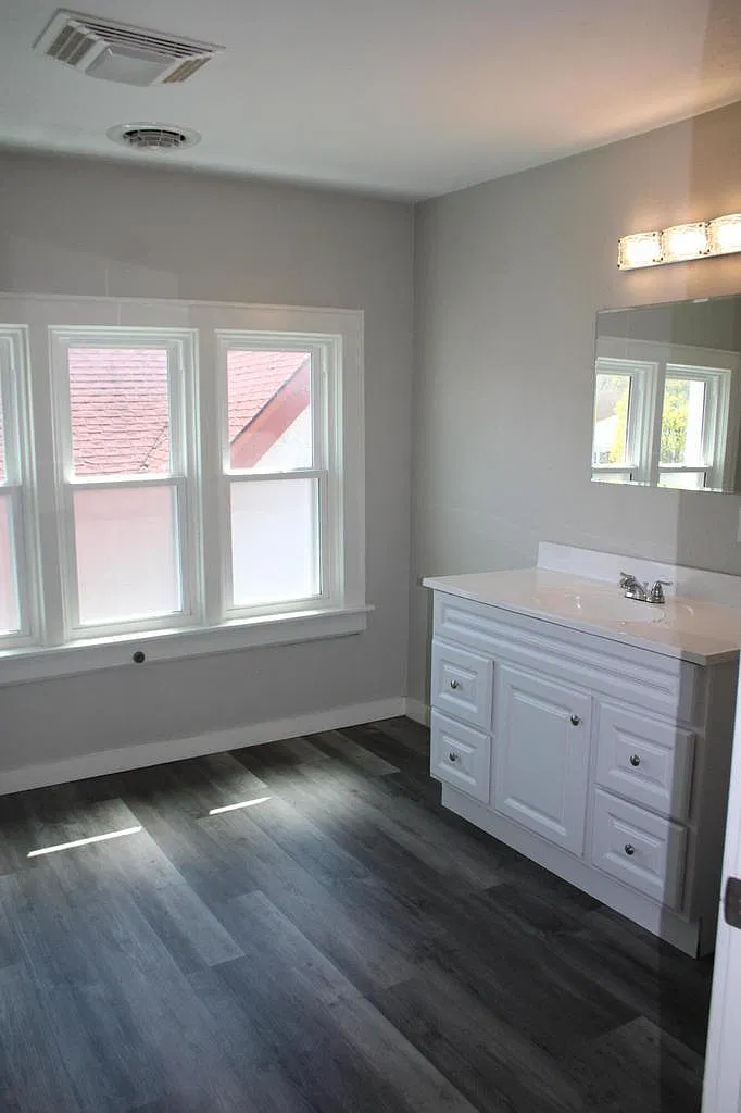 6 bed, 2.5 bath, 2375 sqft, $3,000 — Photo 2